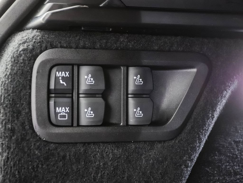 Used 2026 Black Sapphire Metallic BMW M60i image 27