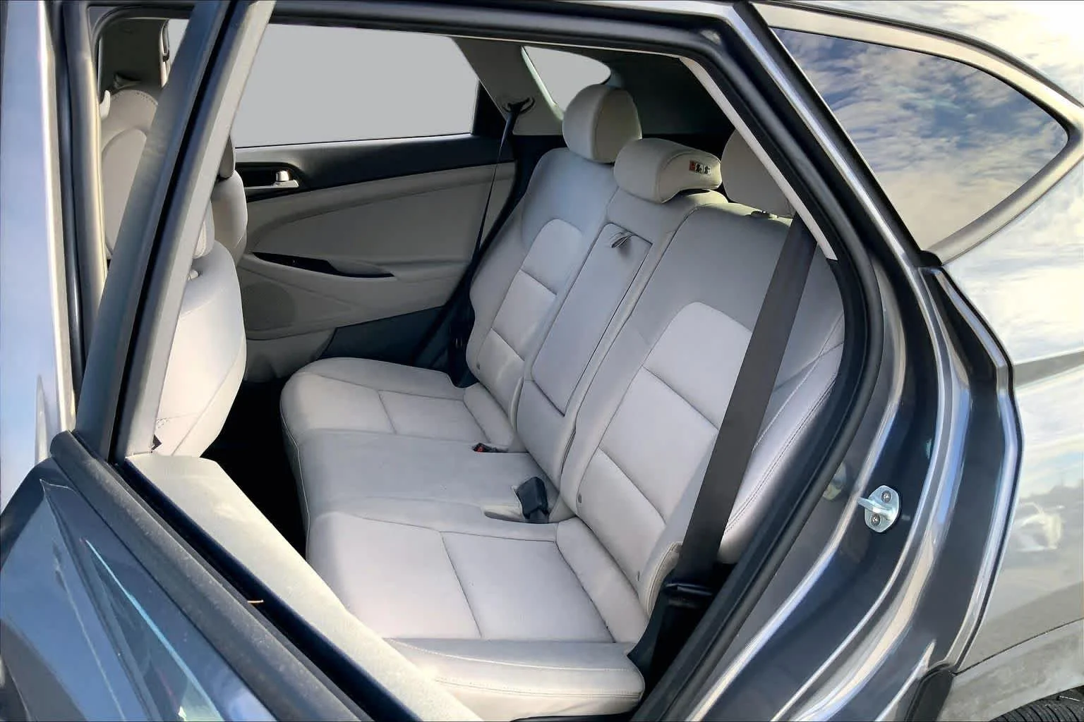 Used 2018 Coliseum Gray Hyundai SEL image 21