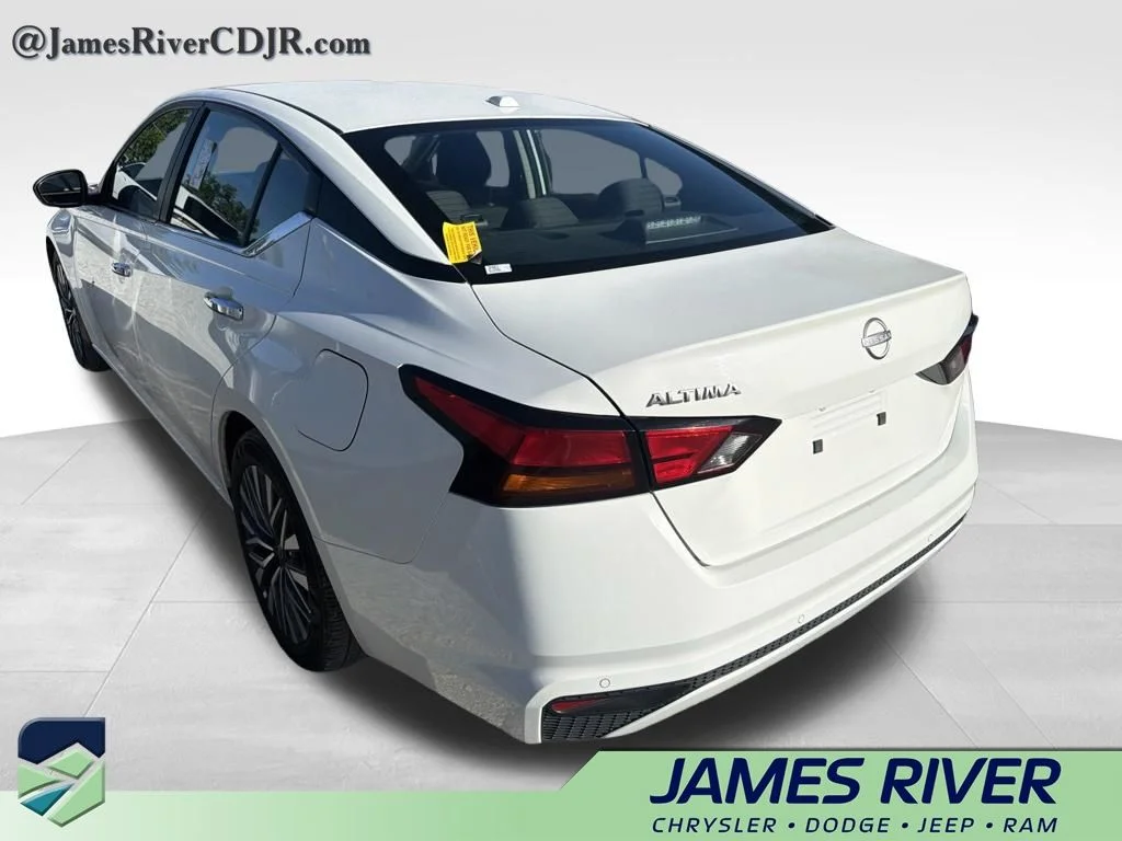 Used 2025 White Nissan 2.5 SV image 7