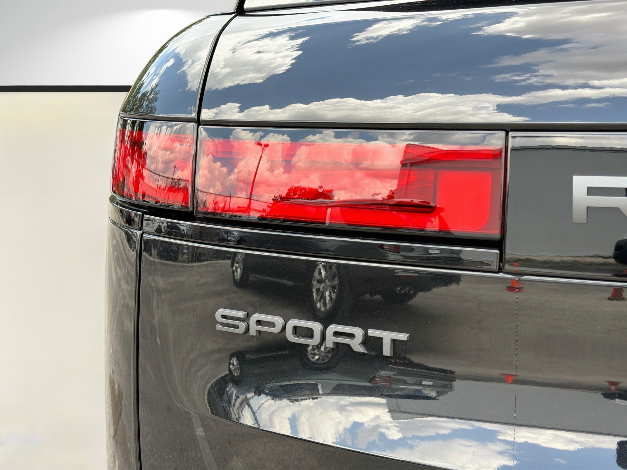 New 2026 Santorini Black LAND ROVER Dynamic SE image 10