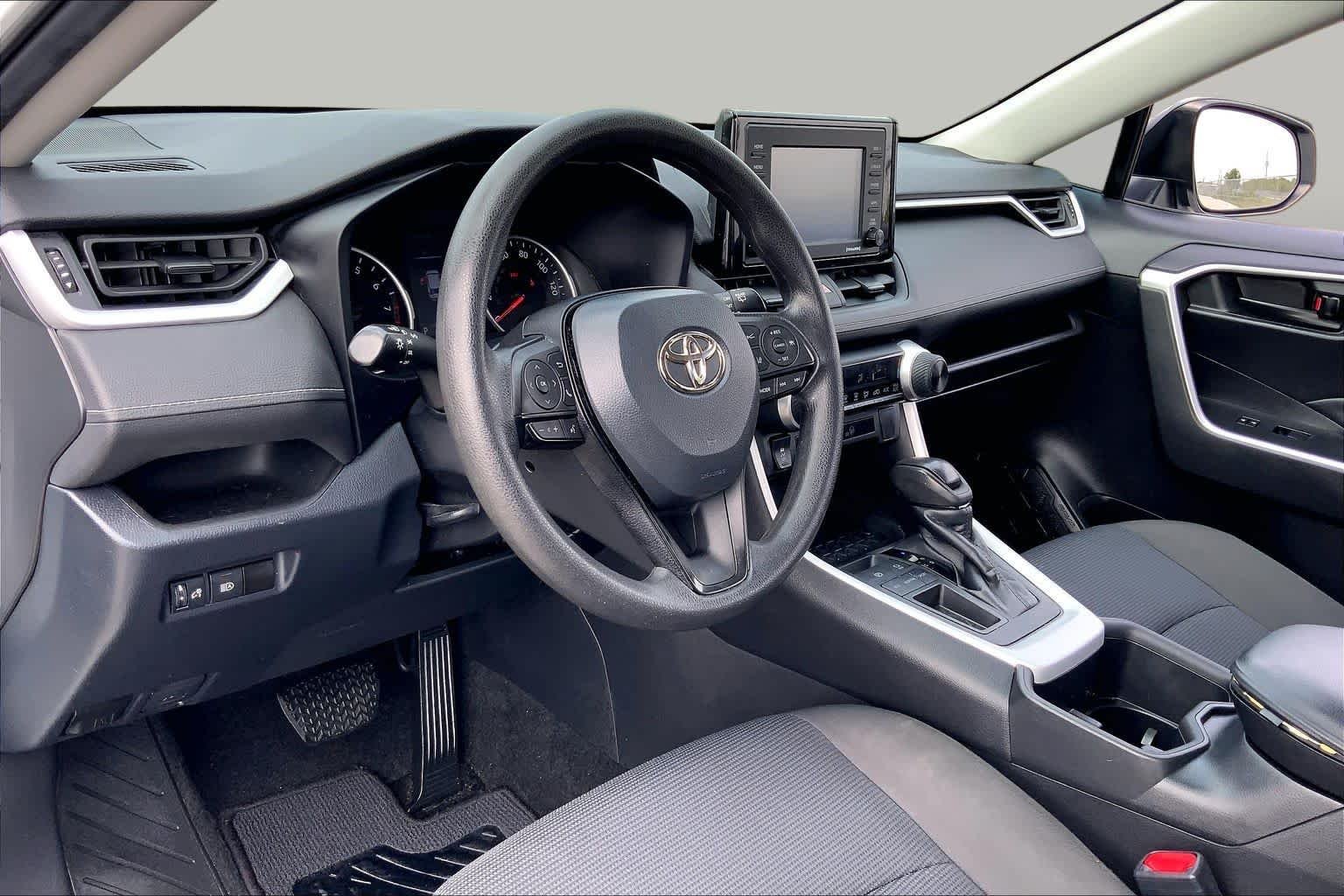 Used 2022 White Toyota LE image 17