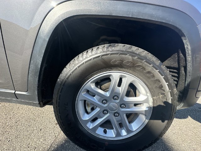 Used 2023 Gray Jeep Laredo image 27