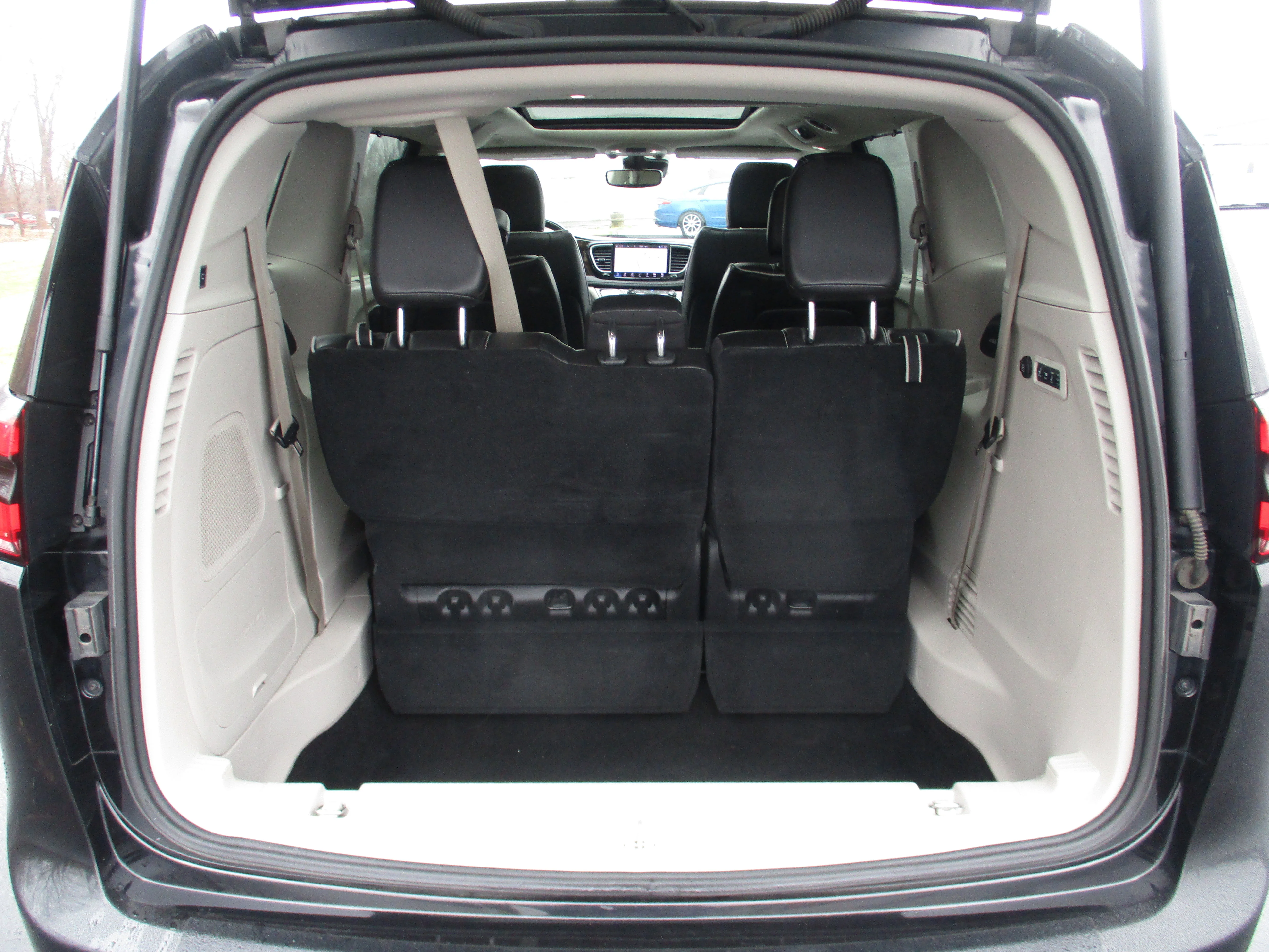 Used 2022 Brilliant Black Crystal Pearlcoat Chrysler Limited image 15