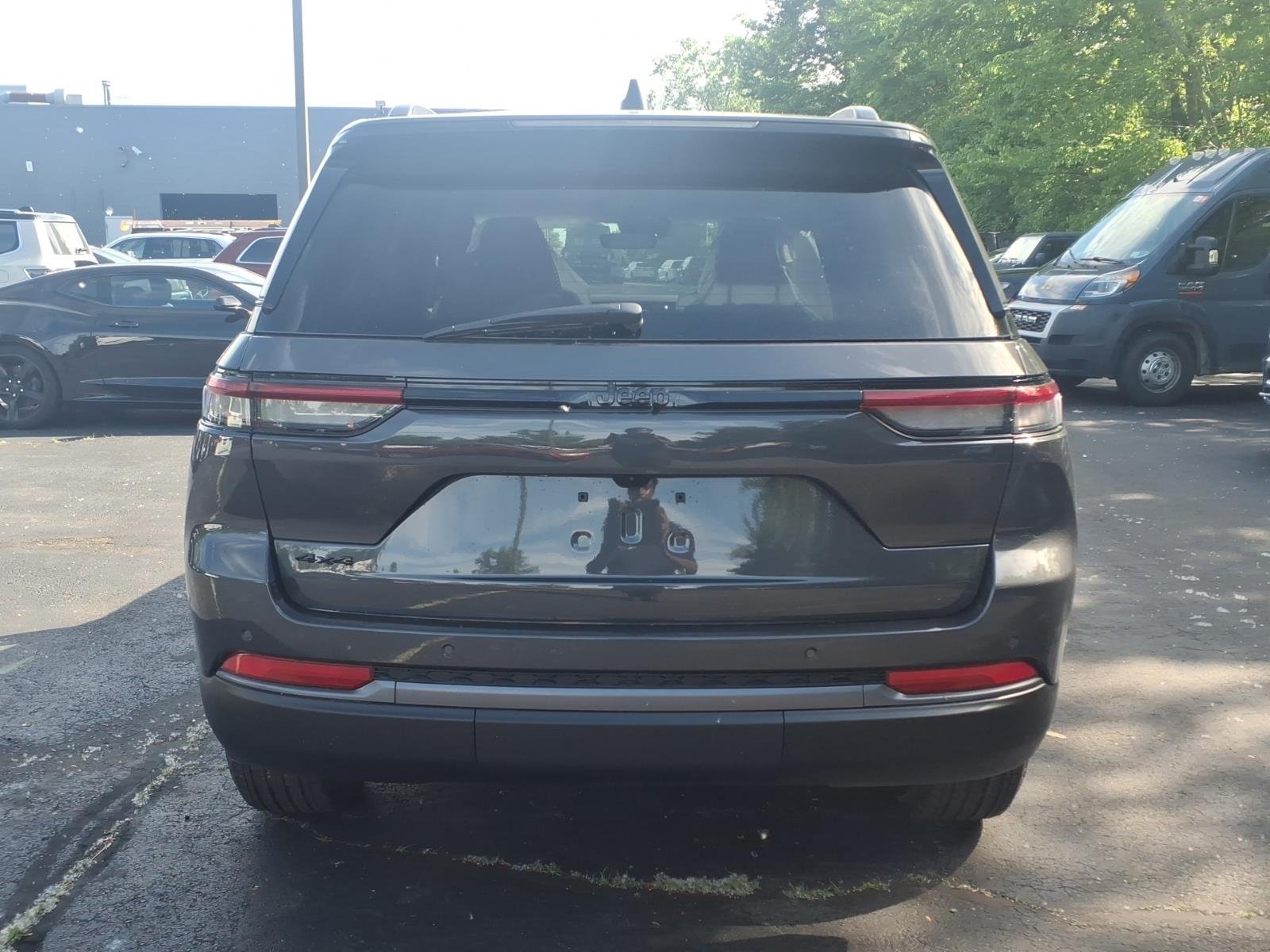 New 2026 Baltic Gray Metallic Clear-Coat Exterior Paint Jeep Laredo Altitude image 5