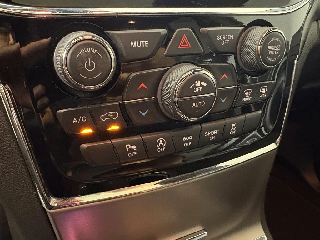 Used 2019 White Jeep Altitude image 33