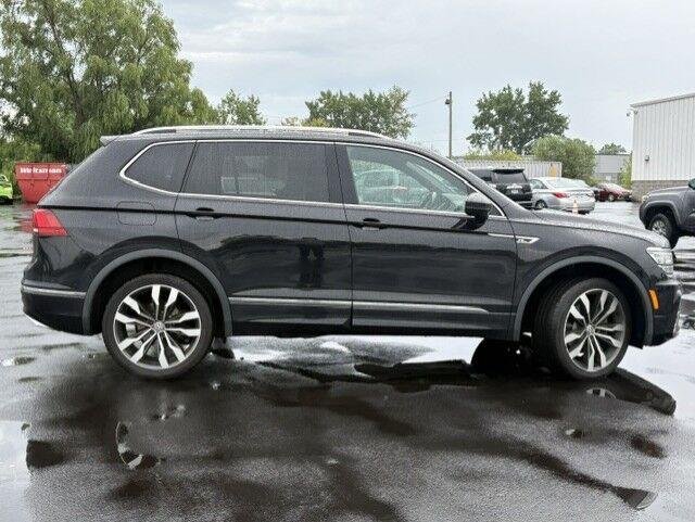 Used 2020 Deep Black Pearl Volkswagen SEL Premium R-Line image 16