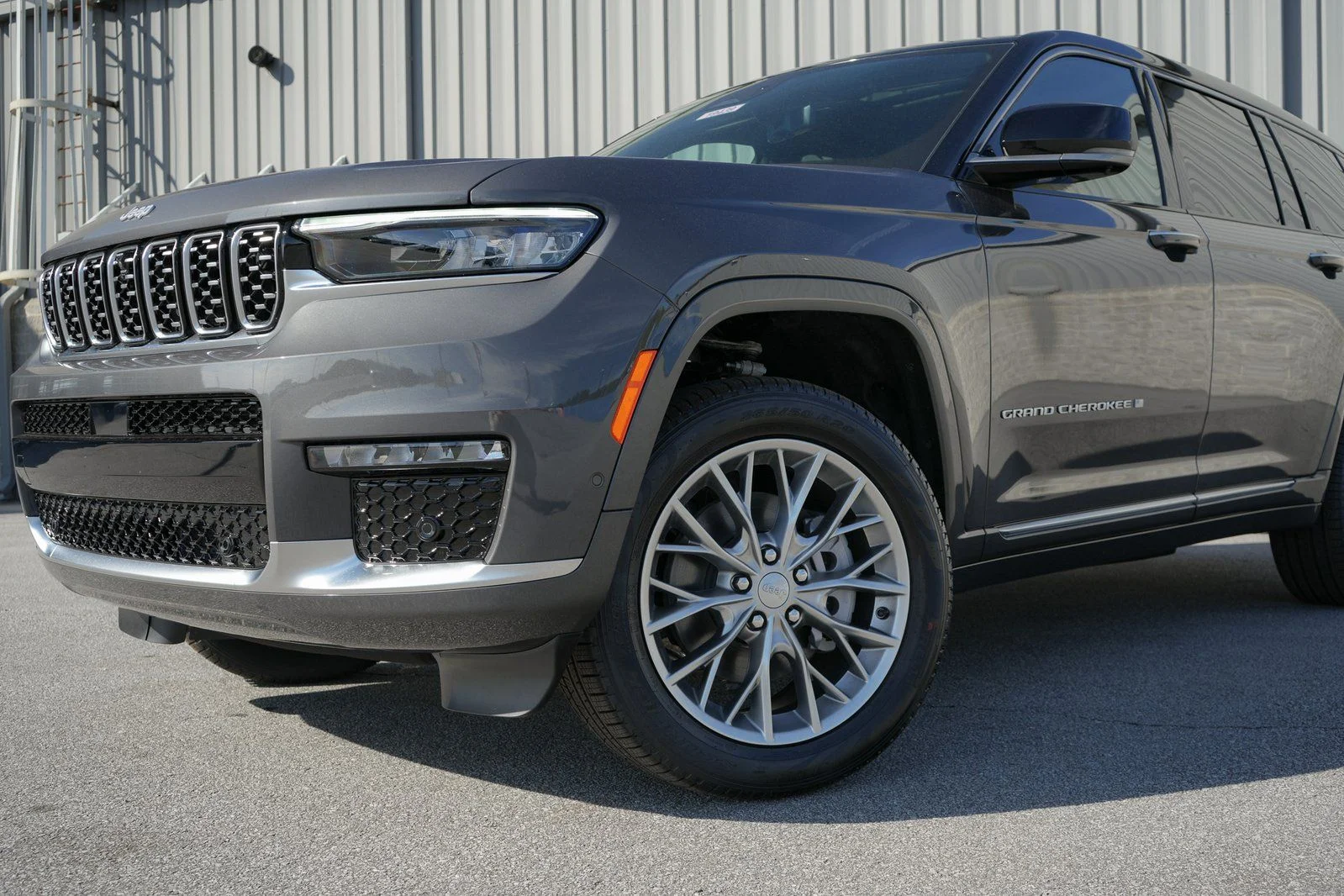 Used 2025 Gray Jeep Summit image 4