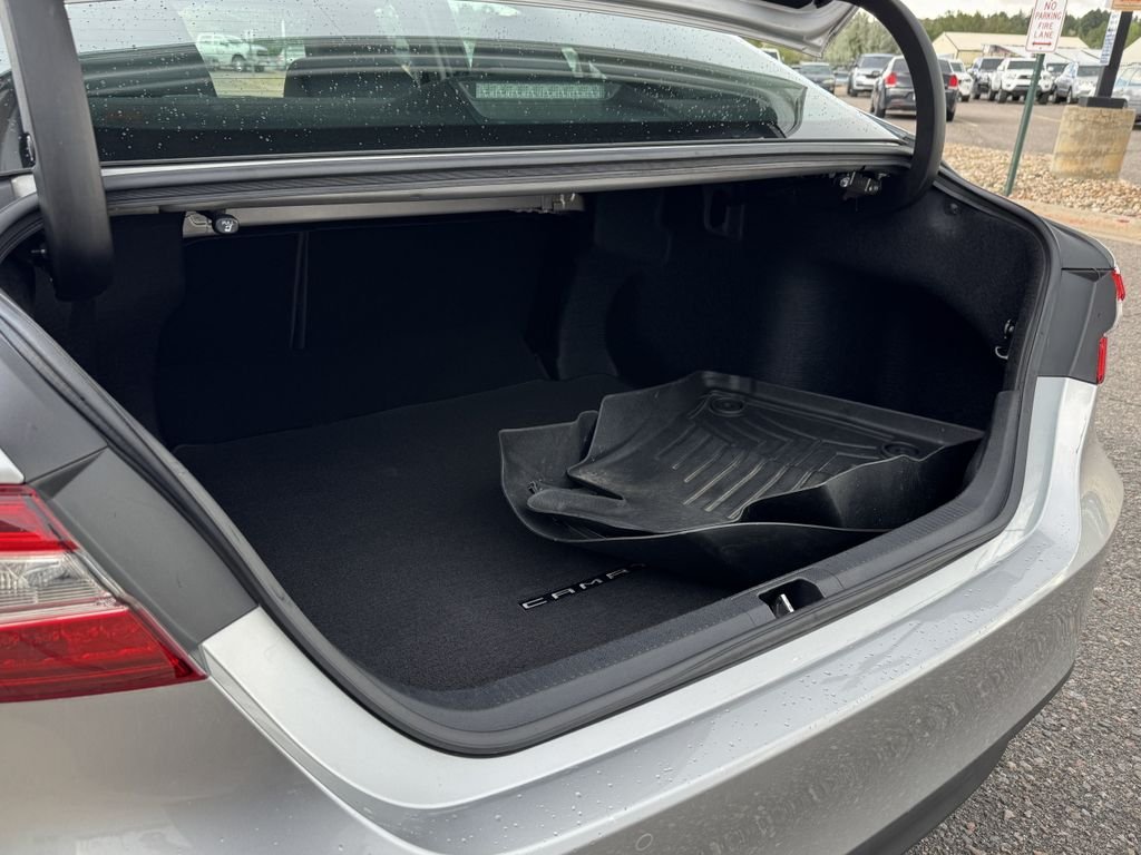 Used 2018 Silver Toyota XLE image 11