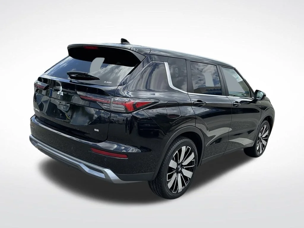 Used 2025  Mitsubishi SE image 7