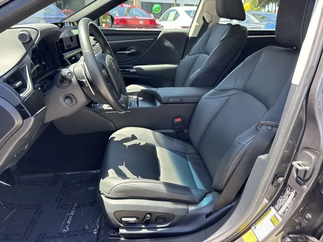 2025 Lexus ES 350 - Photo 11