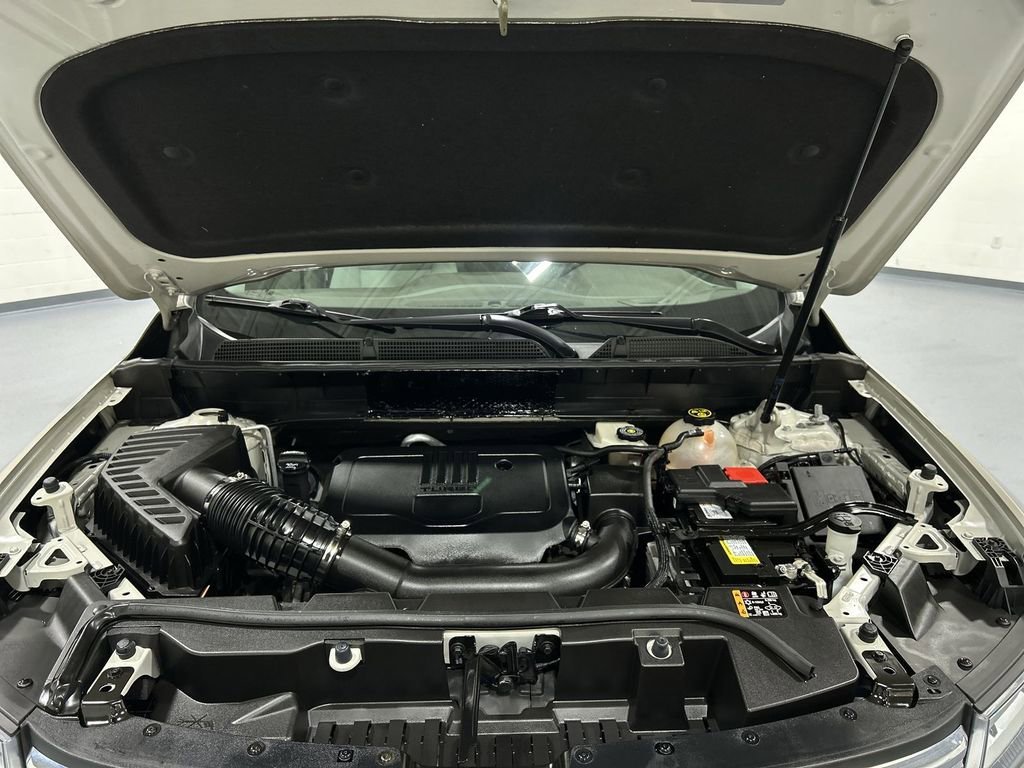 Used 2023 Light Stone Metallic GMC SLE image 18