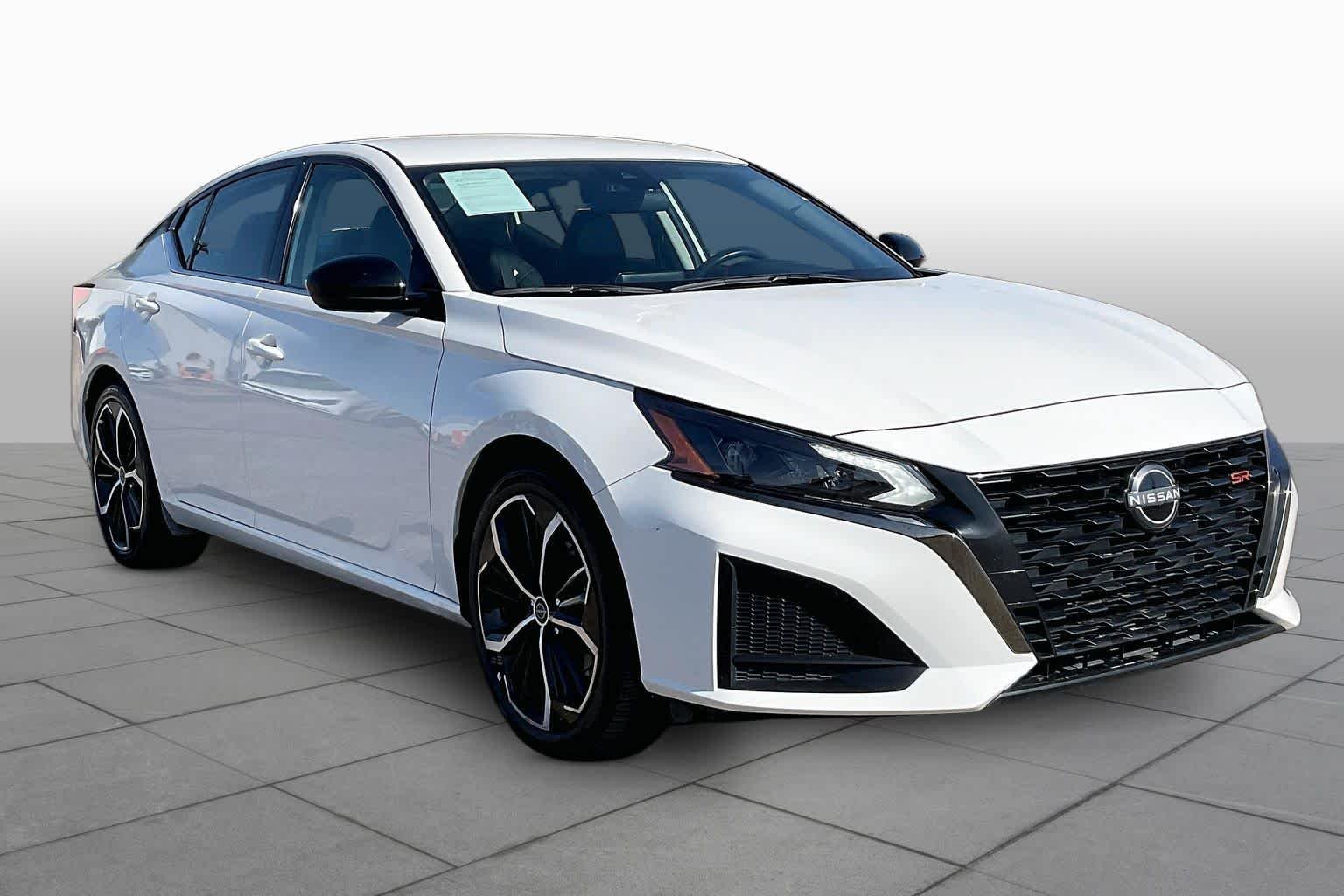 Used 2025 Glacier White Nissan SR image 3