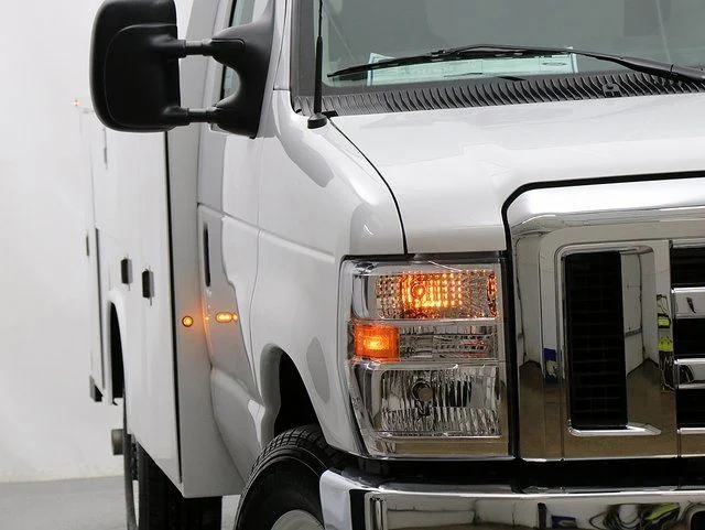 New 2025 Oxford White Ford E-350 SRW image 4