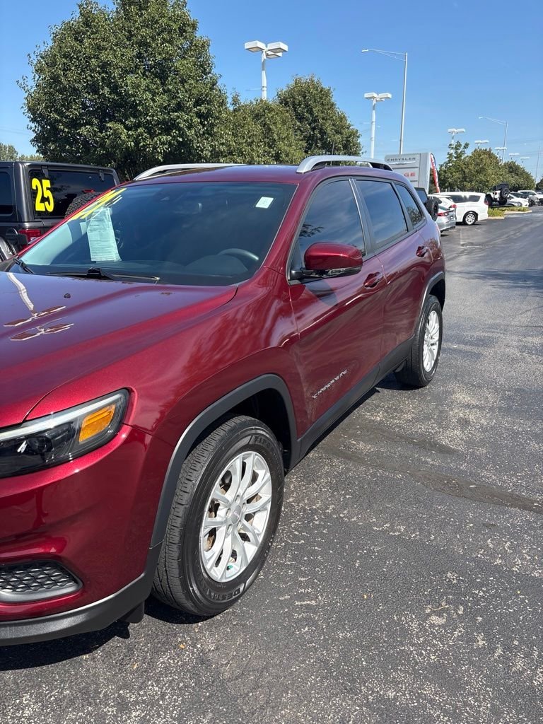 Used 2021 Velvet Jeep Latitude image 2