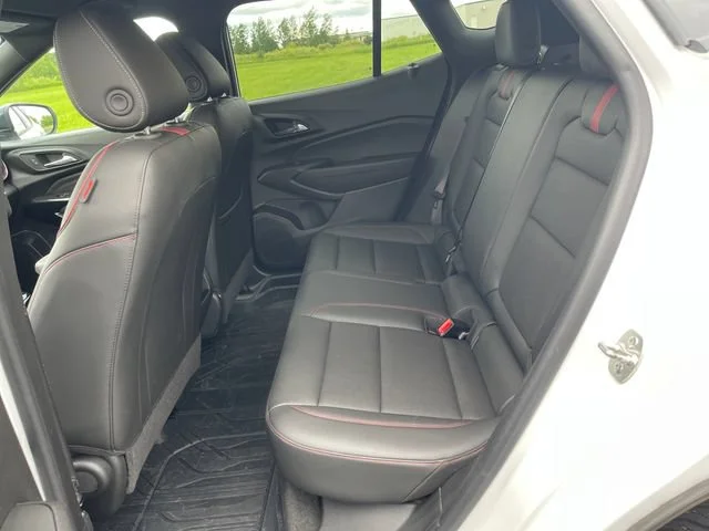Used 2025 Summit White Chevrolet 2RS image 28