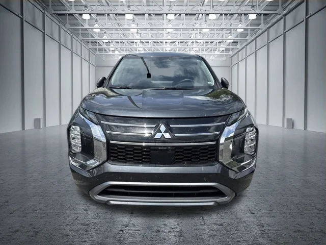 Used 2025  Mitsubishi SE image 6