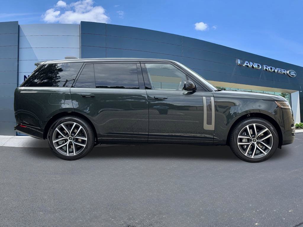 New 2027 Belgravia Green Land Rover SE image 4