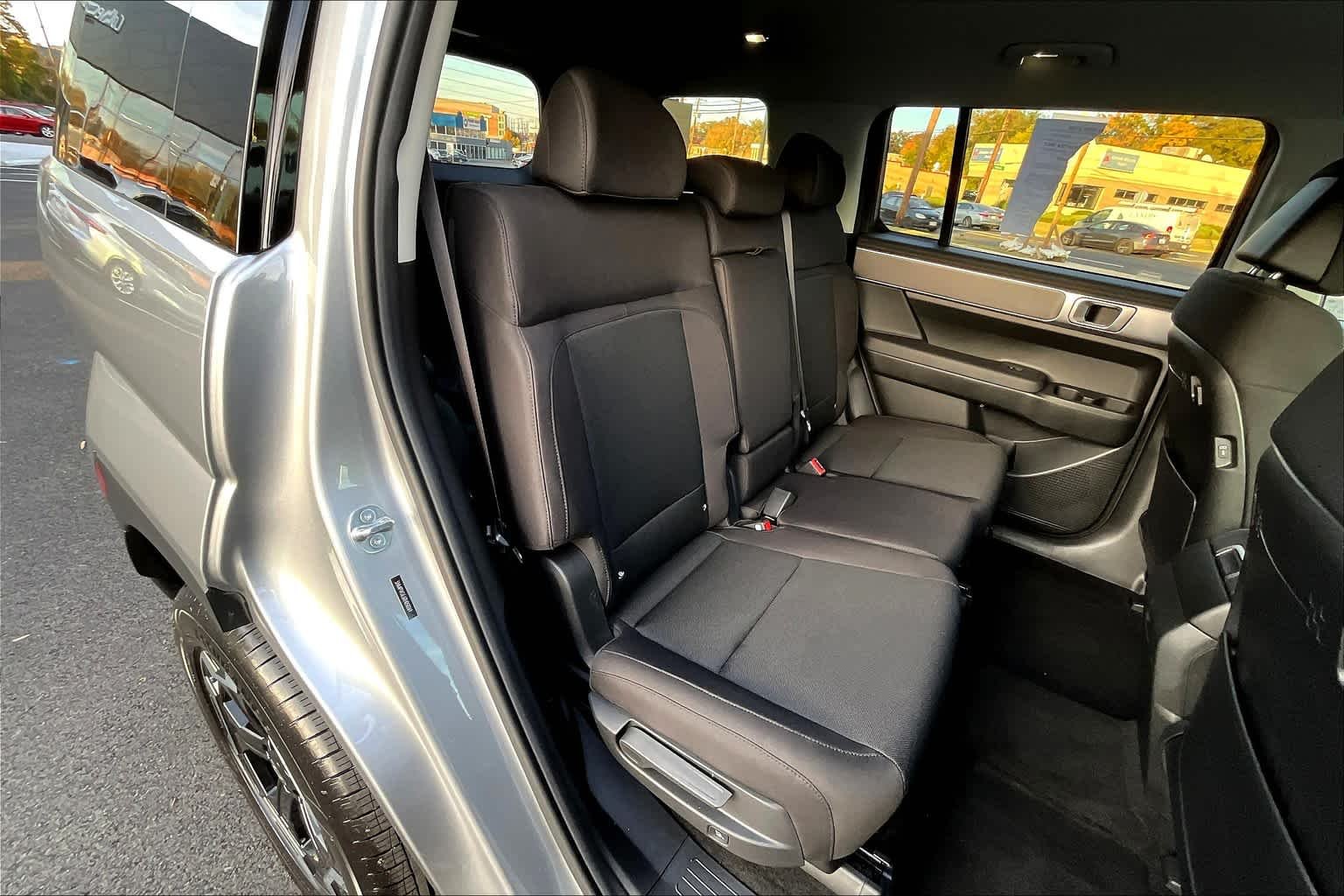 Used 2024 Shimmering Silver Hyundai SE image 20