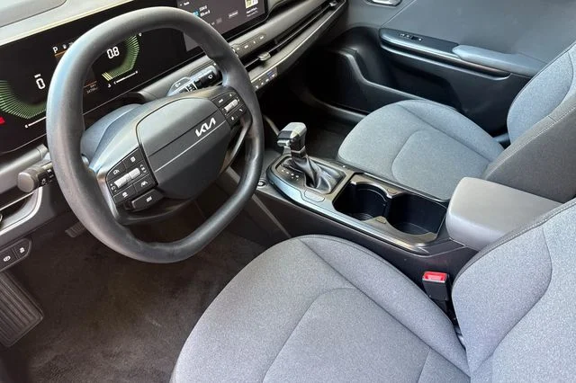 2025 Kia K4 LXS - Photo 10
