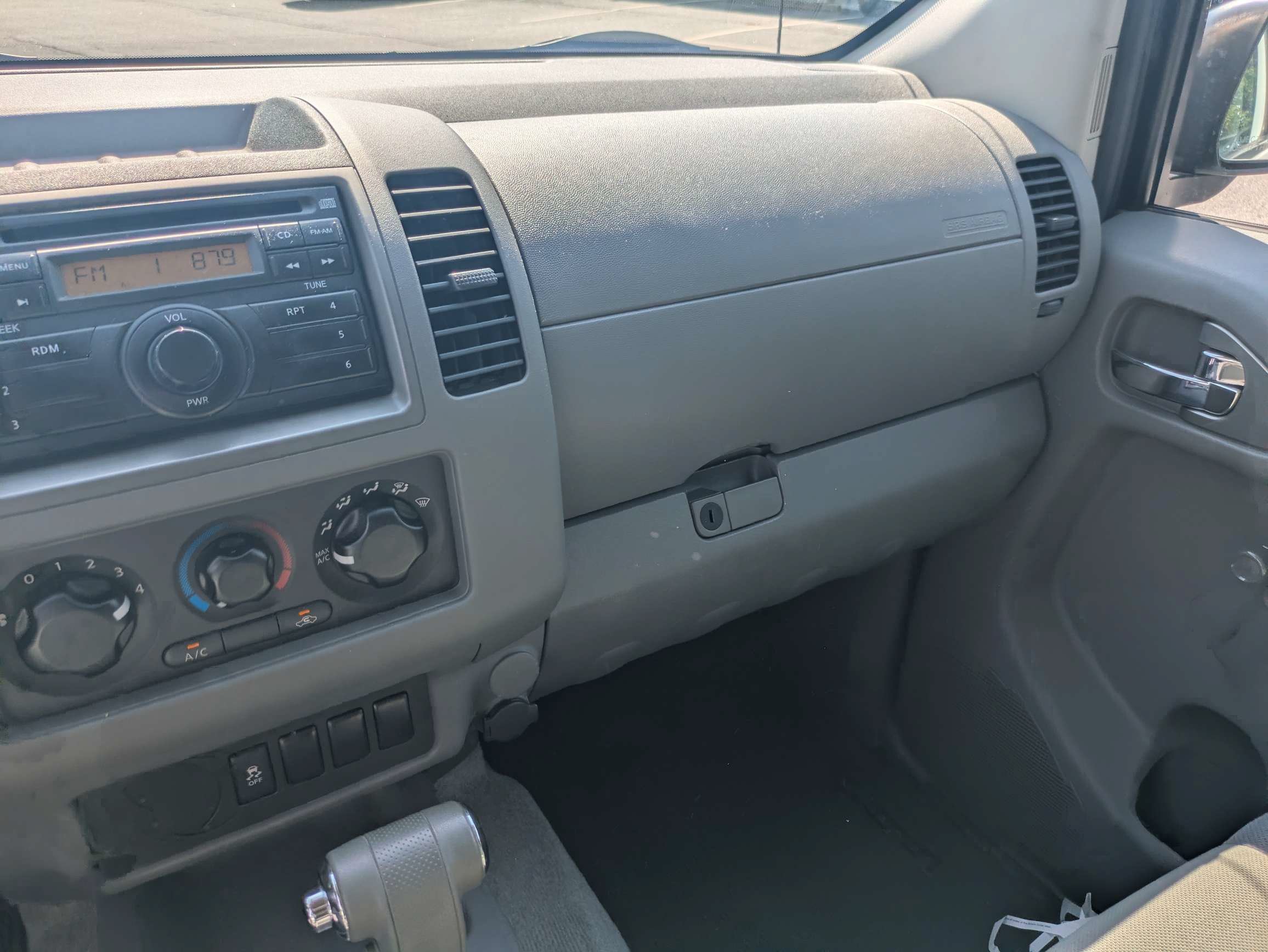 Used 2013 White Nissan S image 13