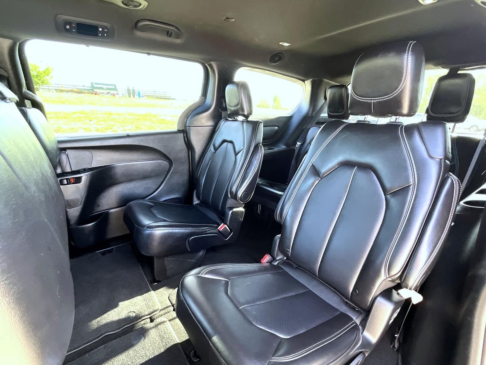 Used 2025 Diamond Black Chrysler Select image 20