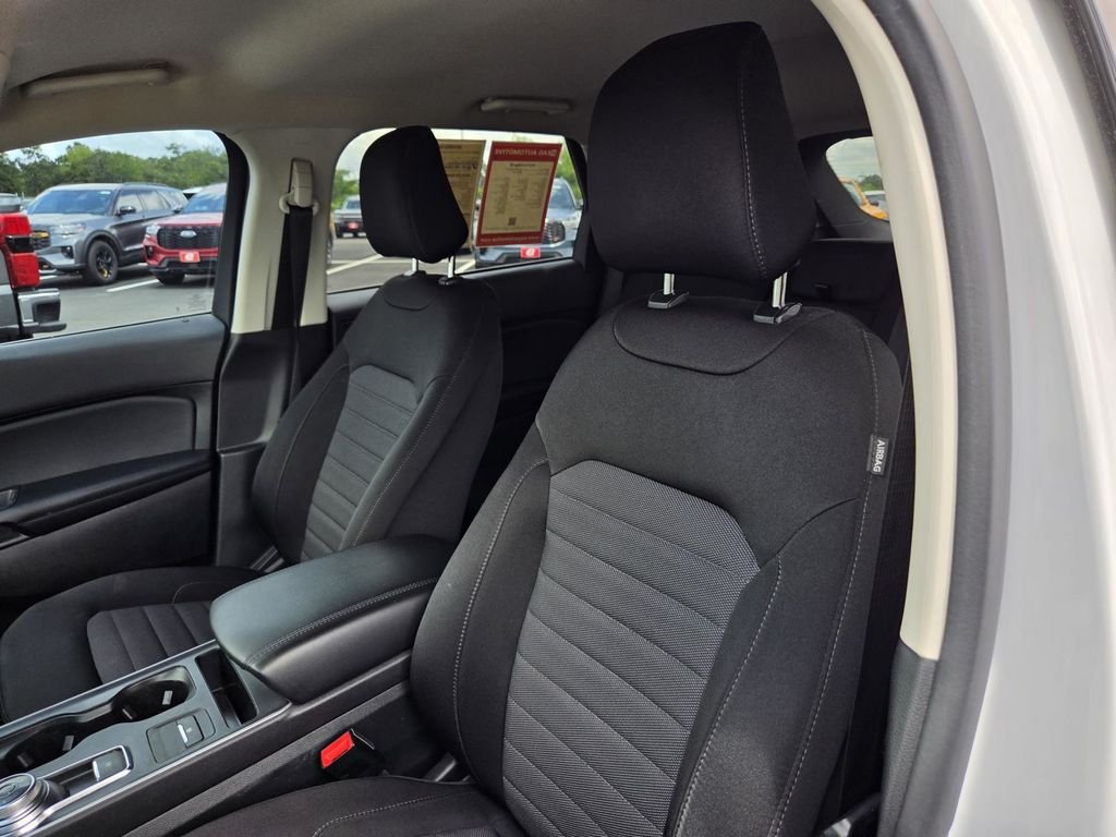 Used 2023 Oxford White Ford SE image 25