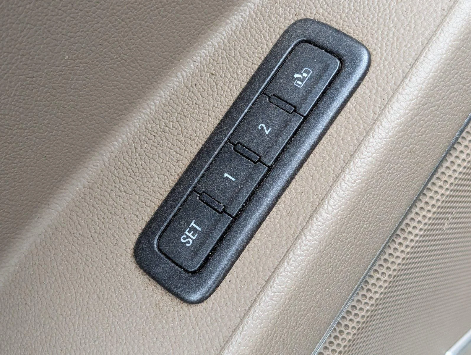 Used 2015 Champagne Silver Metallic Chevrolet LT image 16