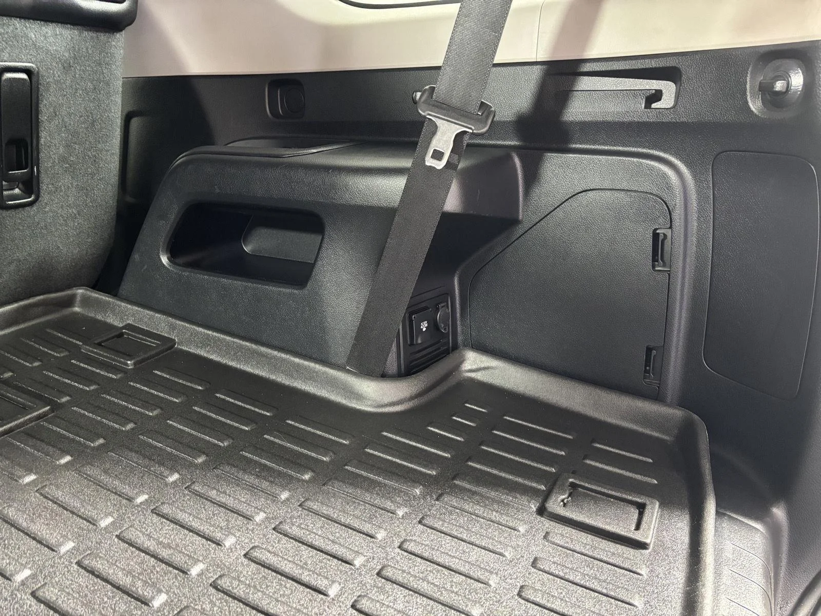 Used 2023 Magnetic Gray Metallic Toyota SR5 Premium image 6