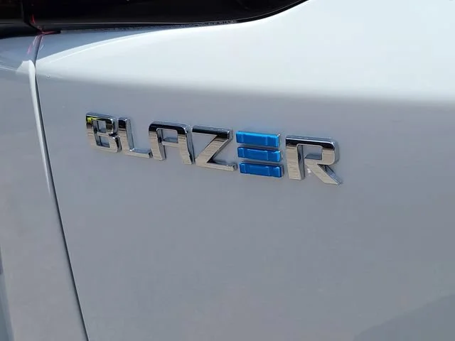 New 2025 Summit White Chevrolet LT image 9