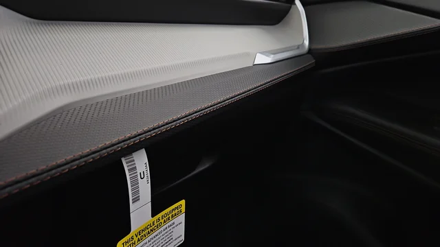 New 2026 Bright White Clear-Coat Exterior Paint Jeep Limited image 33