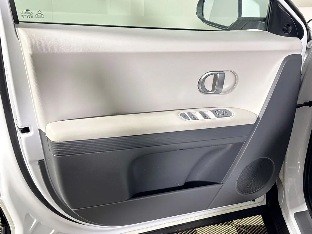 Used 2023 White Hyundai SE image 10