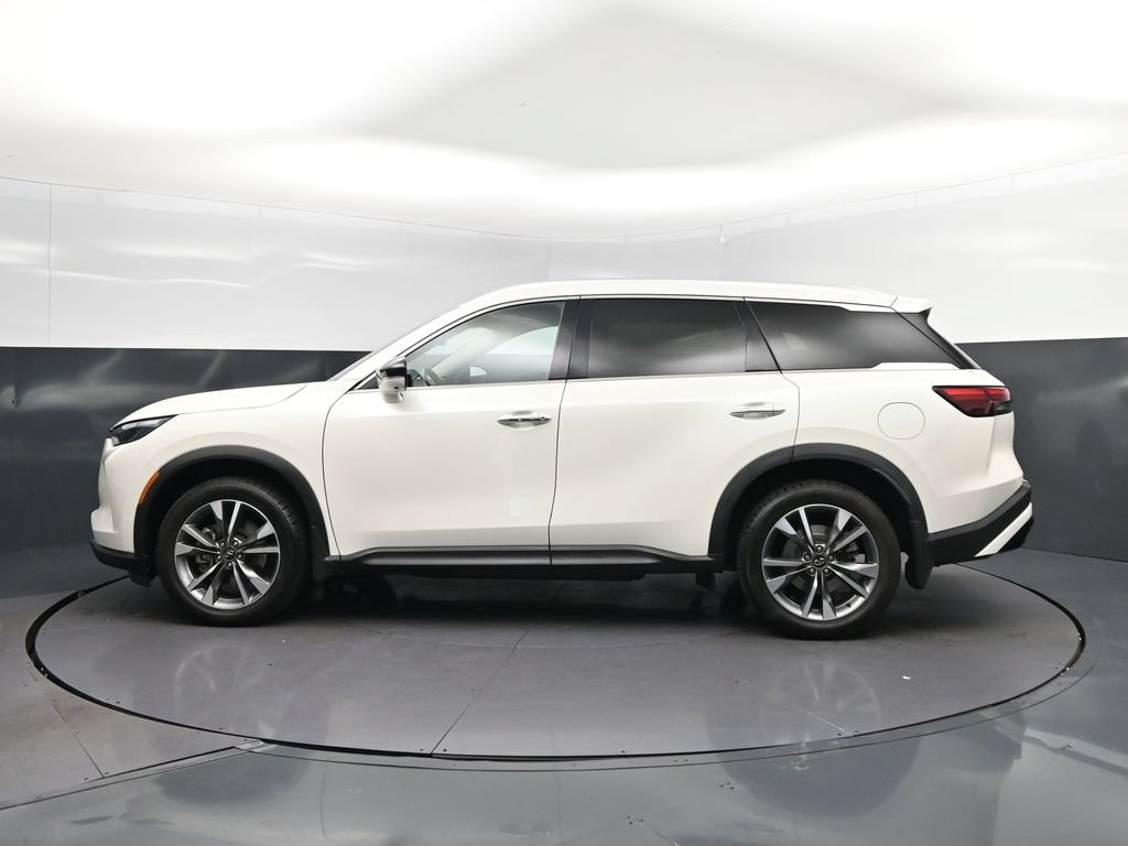 Certified Used 2023 White INFINITI LUXE image 4