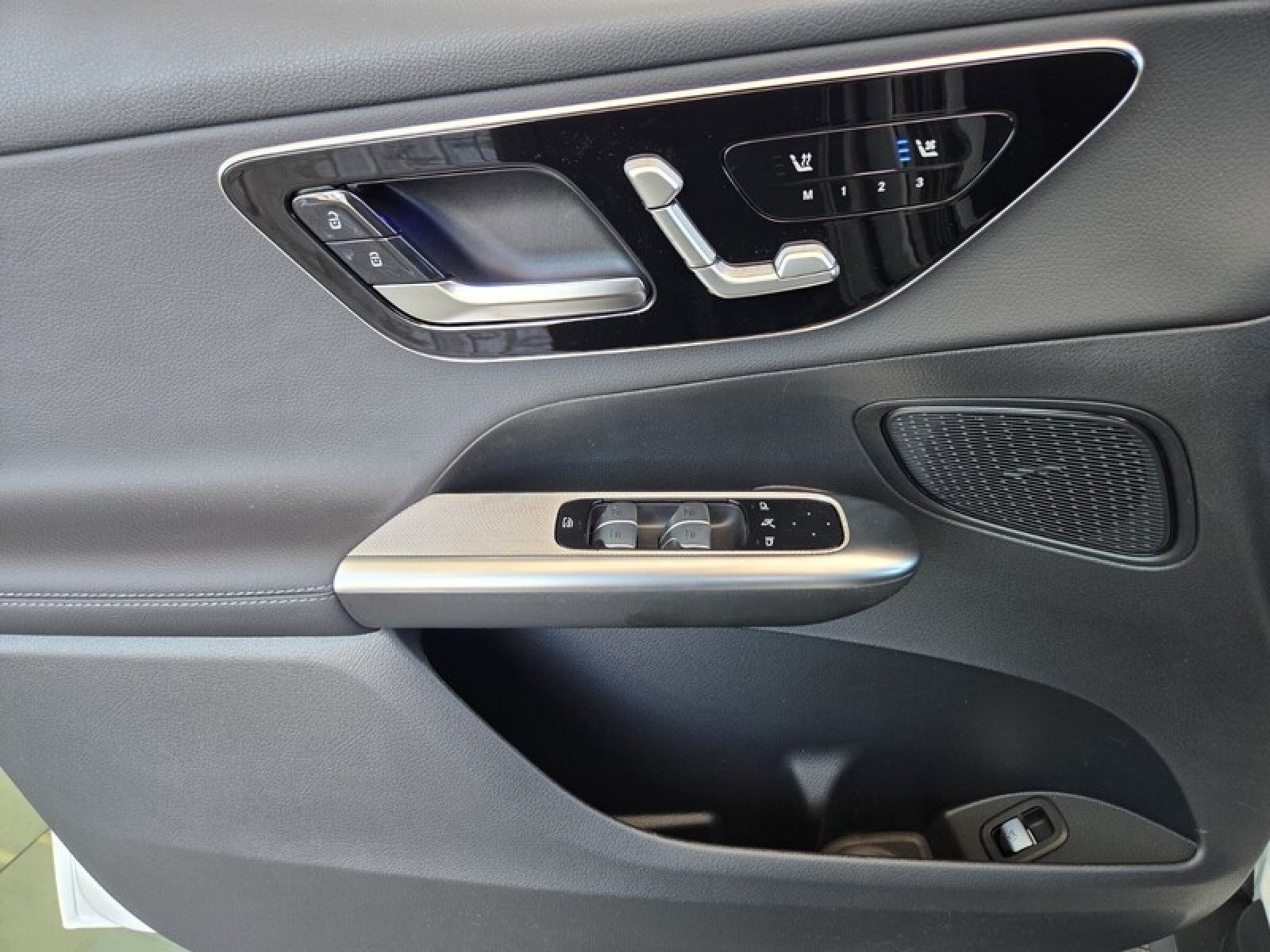 New 2026 Polar White Mercedes-Benz GLC 300 SUV image 21