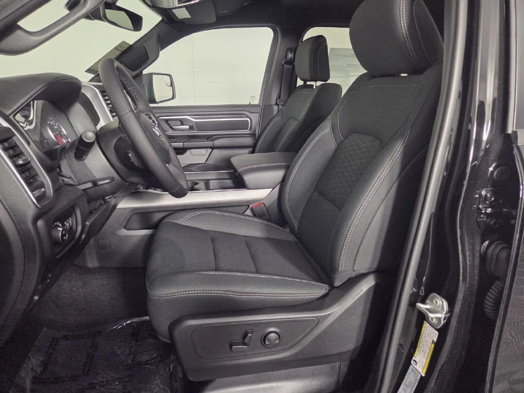 New 2026 Diamond Black Crystal Pearl-Coat Exterior Paint RAM Big Horn image 10