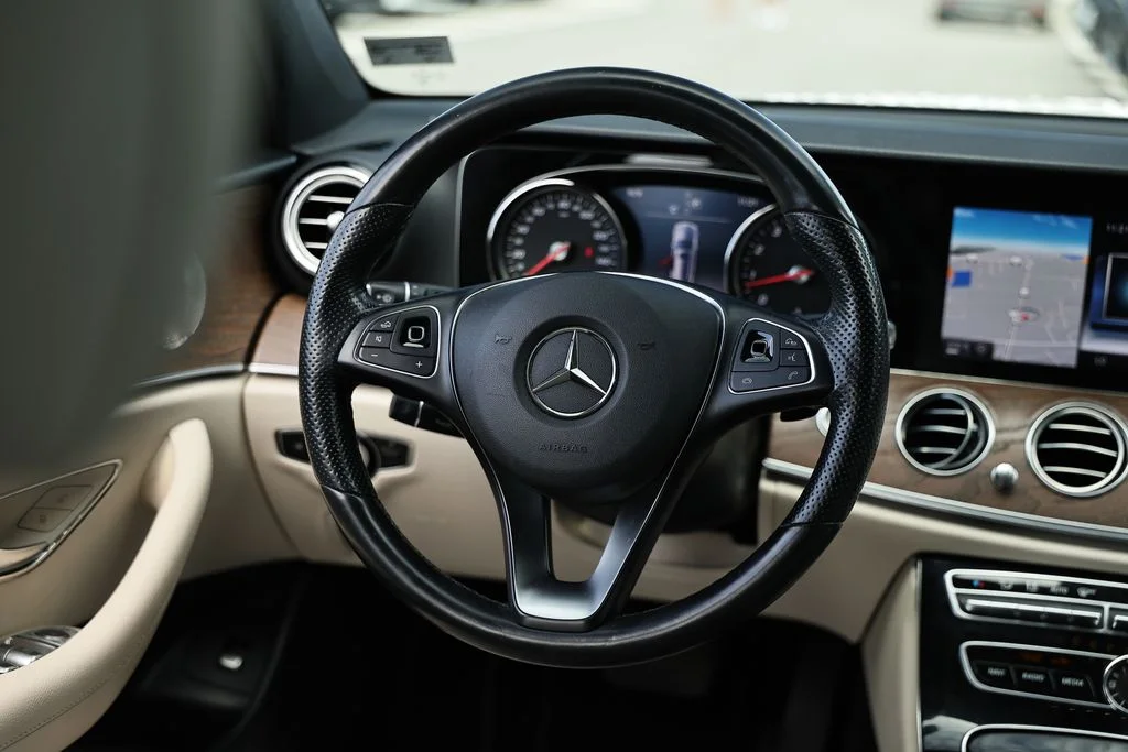 Used 2017 designo Diamond White Metallic Mercedes-Benz E 400 image 28