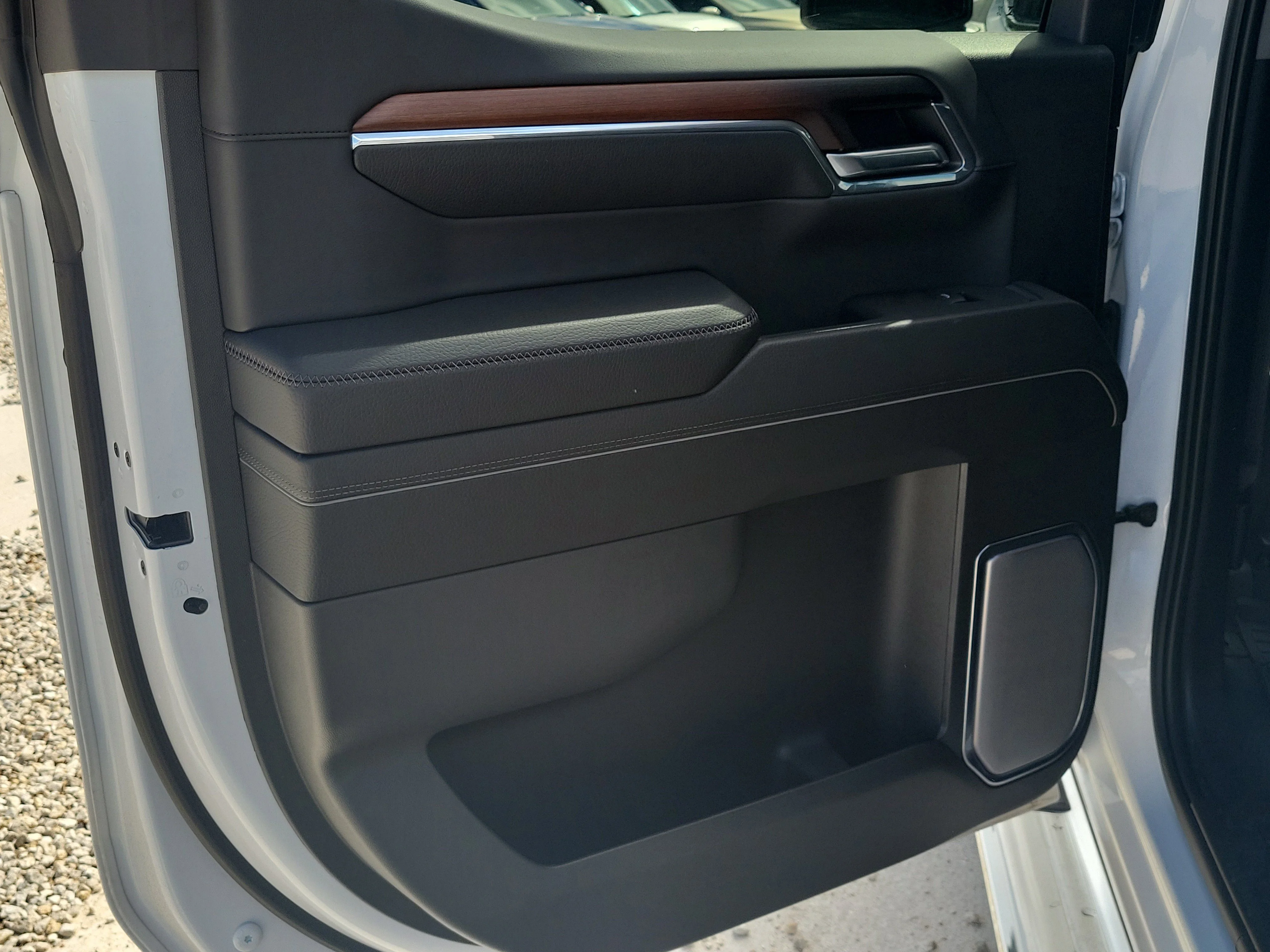 Used 2024 White Frost Tricoat GMC Denali image 13