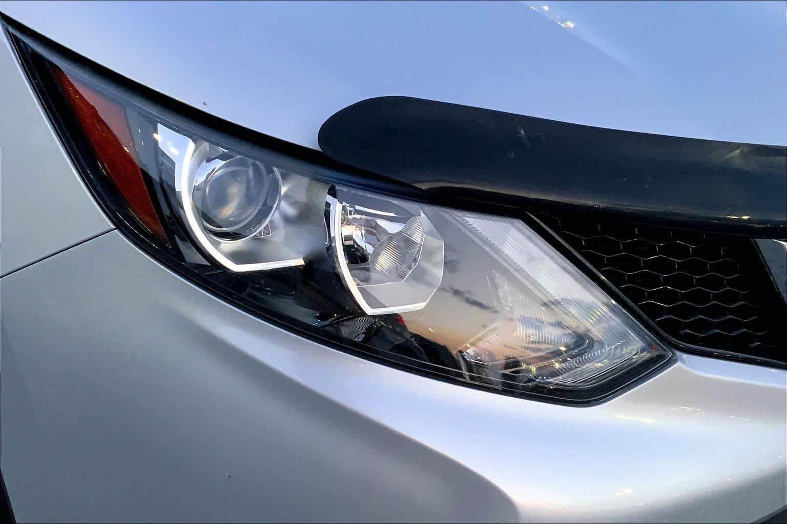 Used 2019 Brilliant Silver Metallic Nissan S image 24