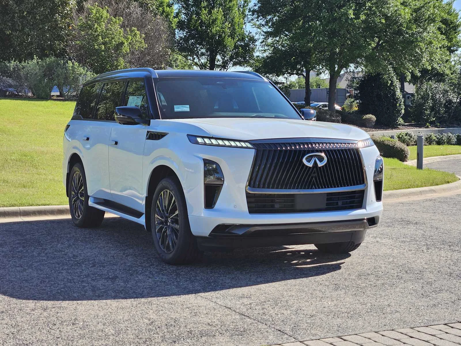 New 2026 2T RADIANT WHIT INFINITI Autograph 4WD image 2
