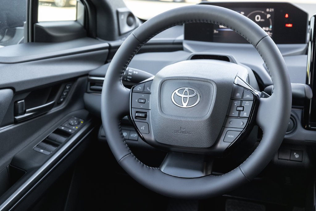 New 2027 Wind Chill Pearl with Midnight Black Metallic roof <sup>1</sup> Toyota  Limited image 13