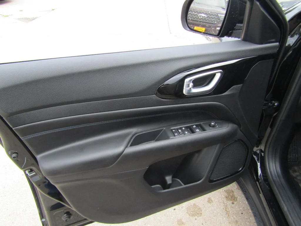 New 2026 Diamond Black Crystal Pearlcoat Jeep Latitude image 19