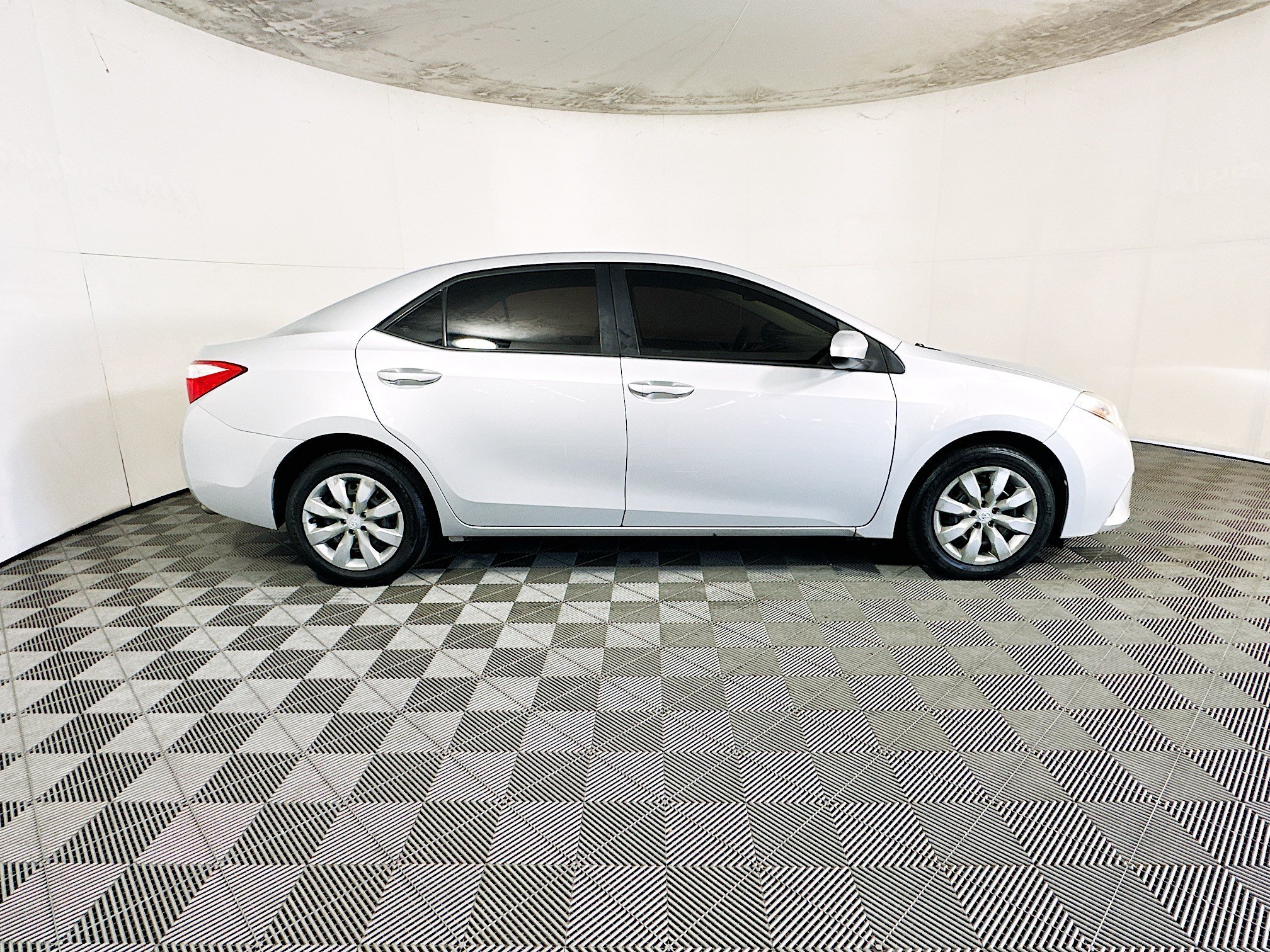 Used 2014 Classic Silver Metallic Toyota LE image 2