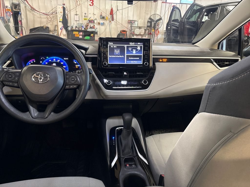Used 2022  Toyota LE image 17