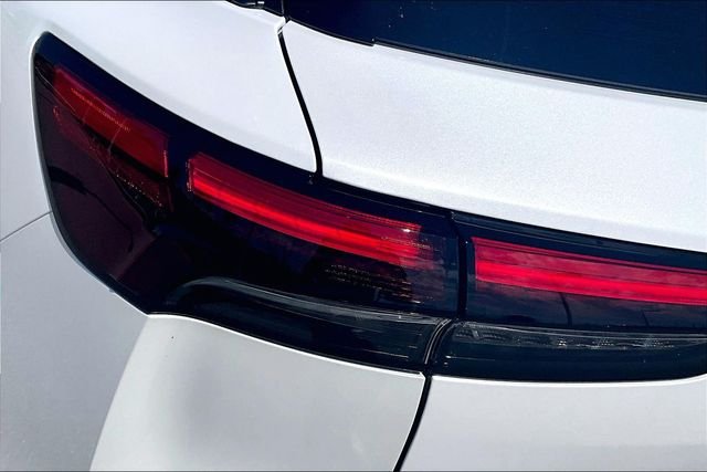 New 2027 2T RAD WHT INFINITI Autograph image 31