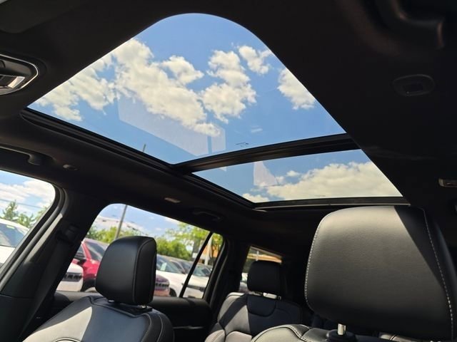 New 2026 Diamond Black Crystal Pearl-Coat Exterior Paint Jeep Limited Reserve image 8