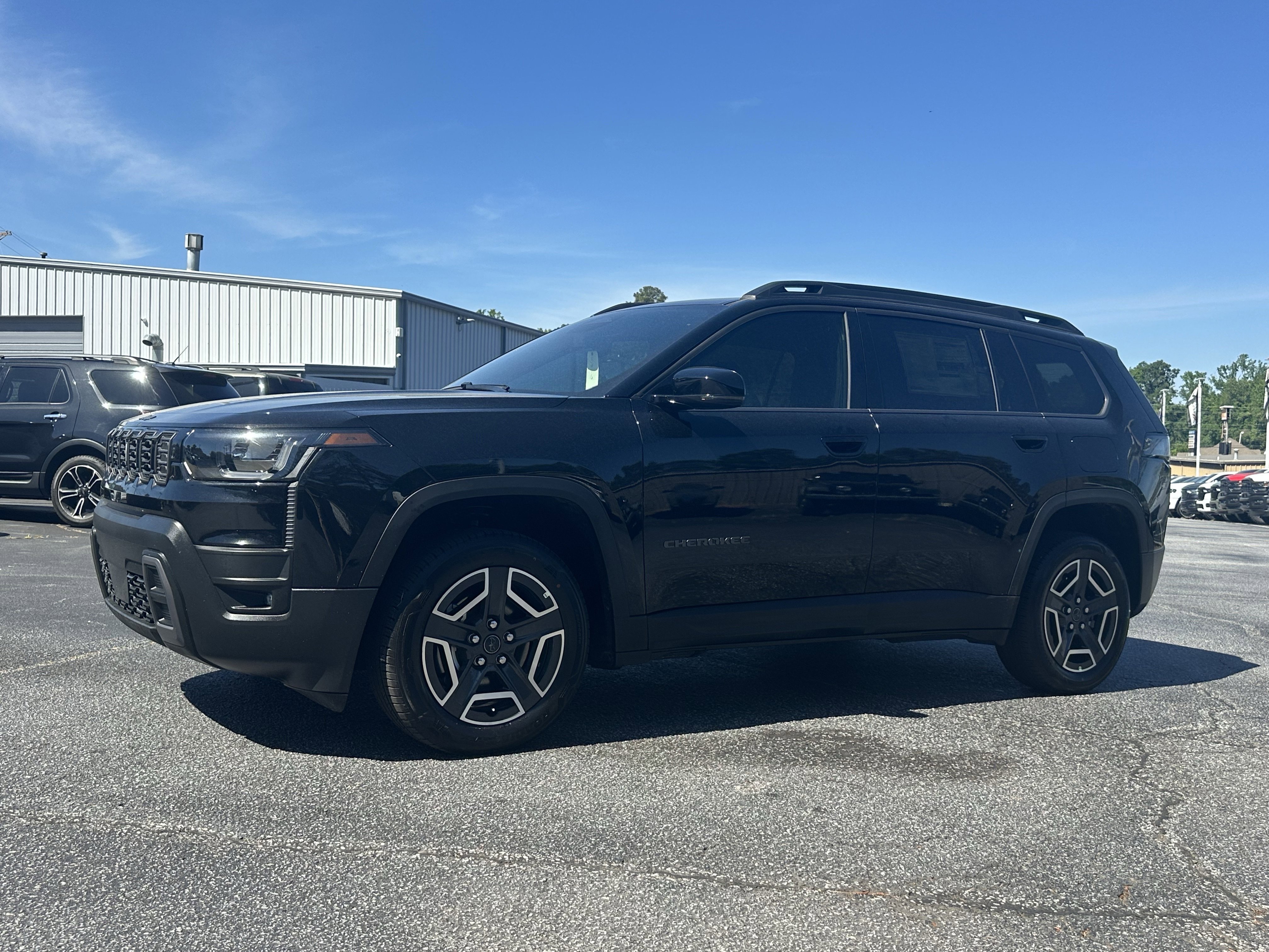 New 2026 Diamond Black Crystal Pearl-Coat Exterior Paint Jeep Limited image 4