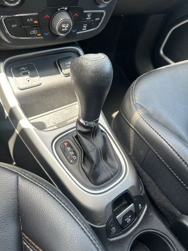Used 2019  Jeep Latitude FWD image 24