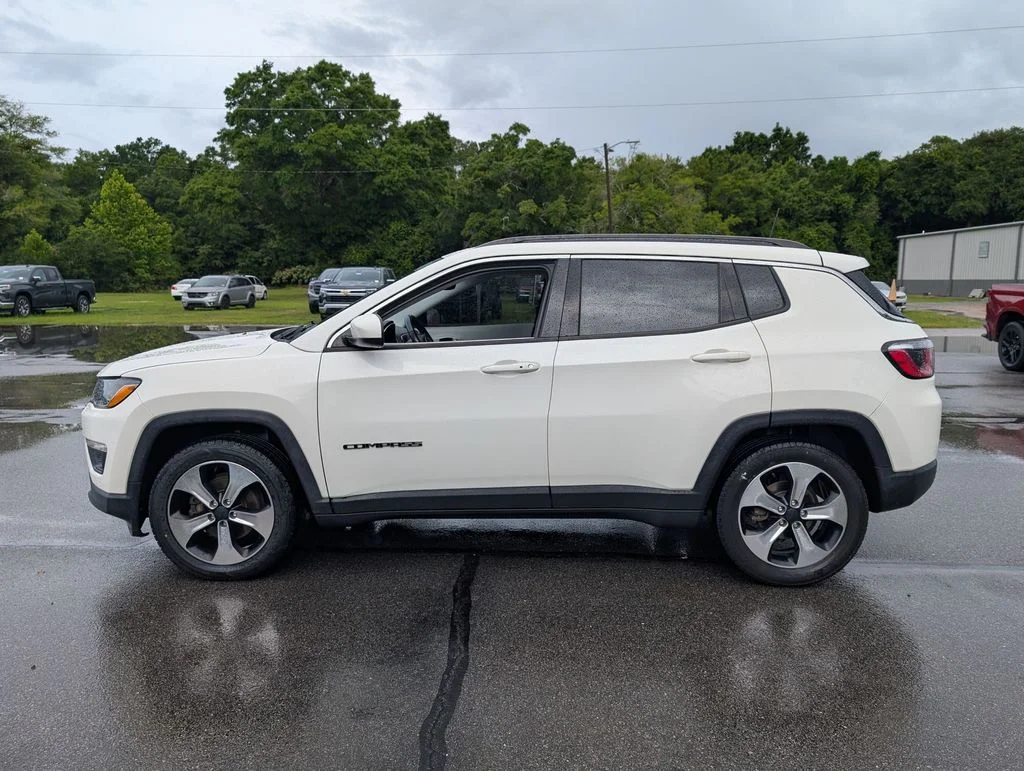 Used 2018 White Jeep Latitude image 2