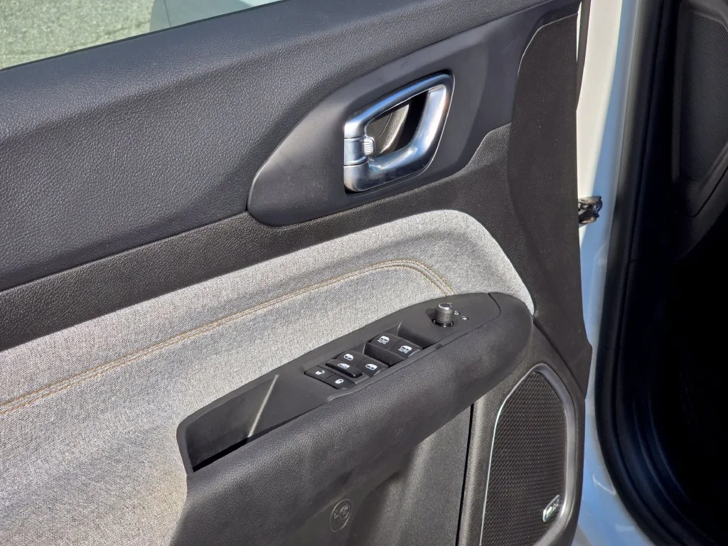 New 2026 White Jeep Latitude image 34