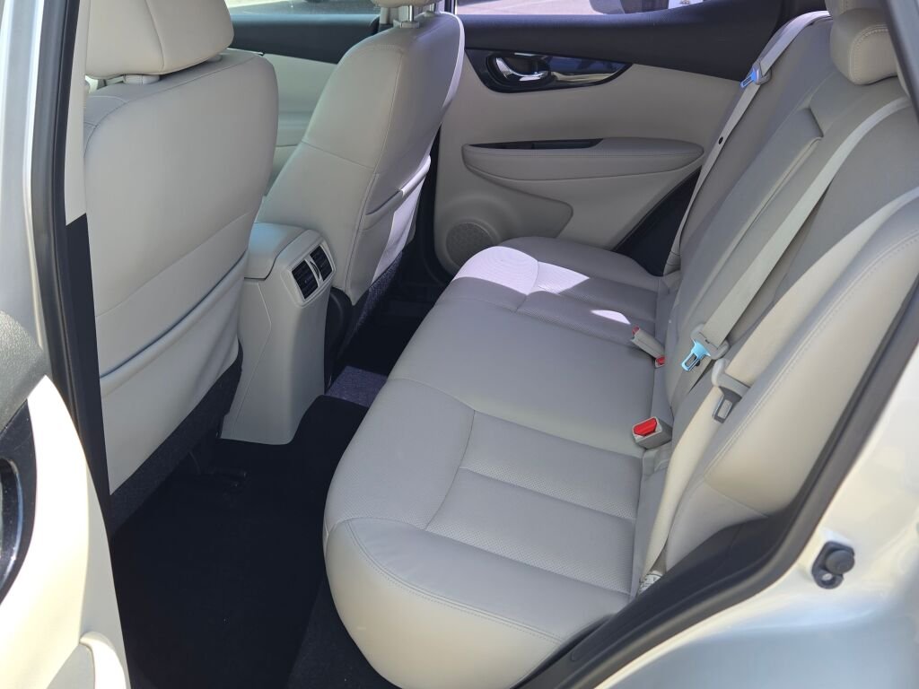 Used 2018 Silver Nissan SL image 14