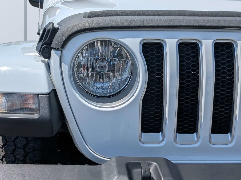 Used 2021 White Jeep Unlimited Sahara image 12